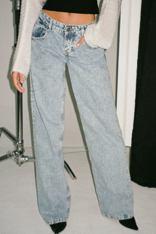 Low Rise Parallel Jeans in 80s Light Blue Wash