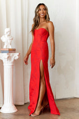 HOMECOMING - Amazing The Crowd Maxi Dress Red